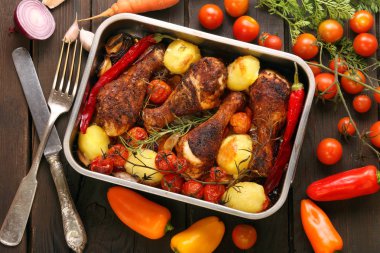 Patates ve sebze Pan ile kavrulmuş tavuk budu