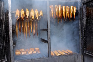 Bir smokehouse altın füme balık