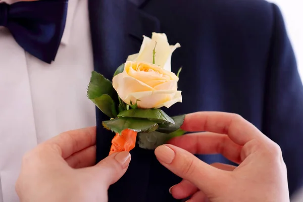 Noiva Prendendo Boutonniere Rosa Casaco Terno Noivo Casamento — Fotografia de Stock