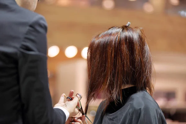Κομμωτήριο Κόβει Μαλλιά Του Πελάτη Ψαλίδι Στο Σαλόνι Κομμωτικής — Φωτογραφία Αρχείου