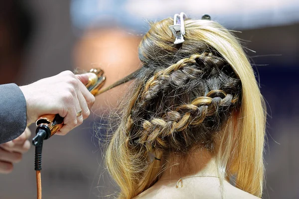 Hairdresser Creates Hairdo Curling Iron Hair Salon — Stock Photo, Image
