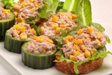 Ton balığı Yapıştır ve Mısır ile tost ve salatalık mezeler