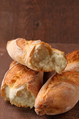 Baget yarı ahşap bir masa üzerinde kırık