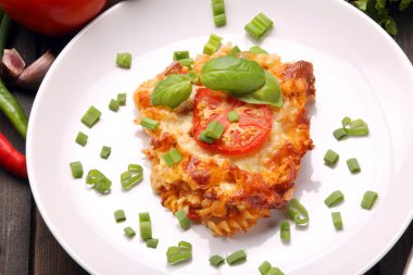 Vejetaryen Güveç mantar ve beyaz tabakta domates bölümünü