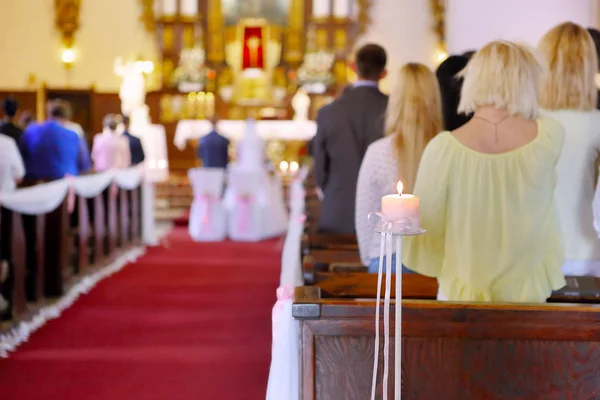 Narzeczeni Stojąc Przy Ołtarzu Kościoła Dzień Ślubu Pustej Przestrzeni Dla — Zdjęcie stockowe