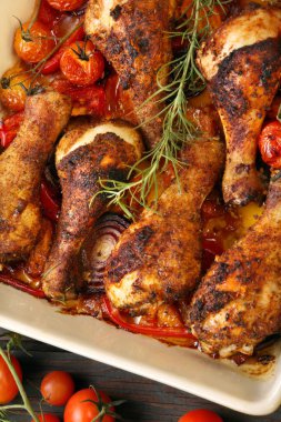 Kavrulmuş tavuk budu pişmiş sebze ile seramik kupa