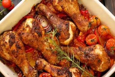 Kavrulmuş tavuk budu pişmiş sebze ile seramik kupa