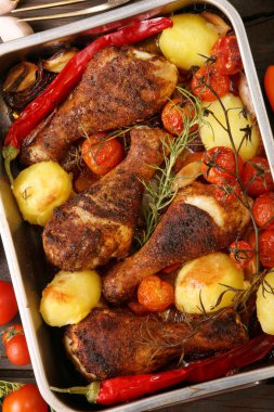 Patates ve sebze Pan ile kavrulmuş tavuk budu