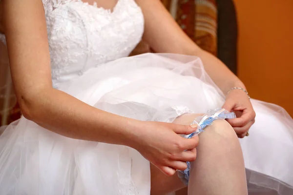 Невеста Надевает Голубую Подвязку — стоковое фото