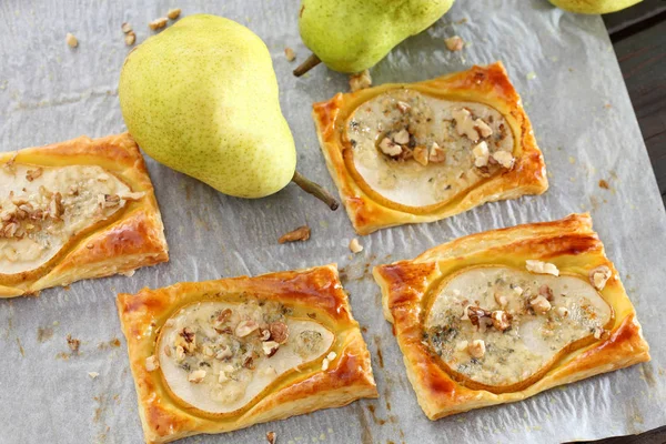 Puff pastry with baked pears, blue cheese and walnuts