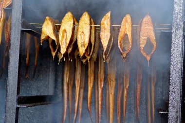 Bir smokehouse altın füme balık