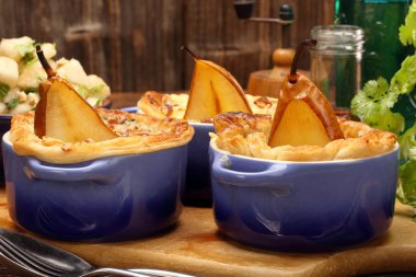 Pişmiş armut puf böreği sonbahar çanak ahşap rustik adam üzerinde fındık,