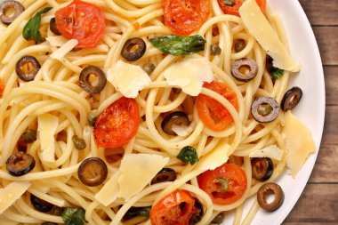 Spagetti Alla sıpagetti, makarna domates ve zeytin ile