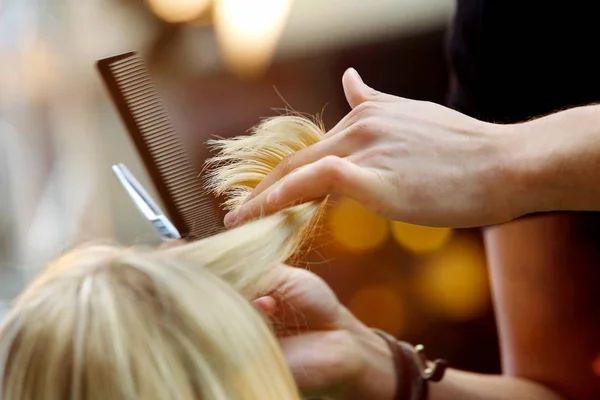 Κομμωτήριο Κόβει Μαλλιά Του Πελάτη Ψαλίδι Στο Σαλόνι Κομμωτικής — Φωτογραφία Αρχείου