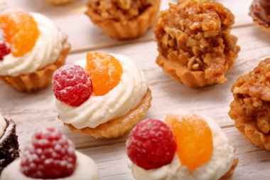 Tatlıları servis etmek, etkinlikte veya düğün resepsiyonunda çeşitli pastaların yakın plan çekimi.