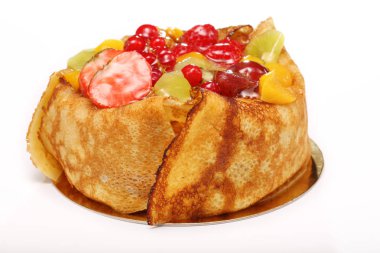 Beyaz zemin üzerine taze meyve ile krep pasta