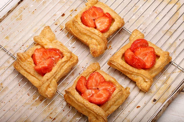 페이스 케이크 빵집에 딸기와 — 스톡 사진