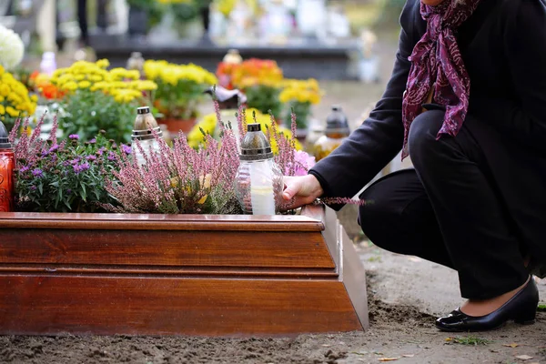 Mujeres Cementerio Están Rezando Tumba — Foto de Stock