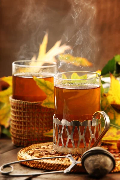 Dwie Szklanki Gorącej Herbaty Jesienny Dzień Kolorowych Liści Drewnianej Tło — Zdjęcie stockowe
