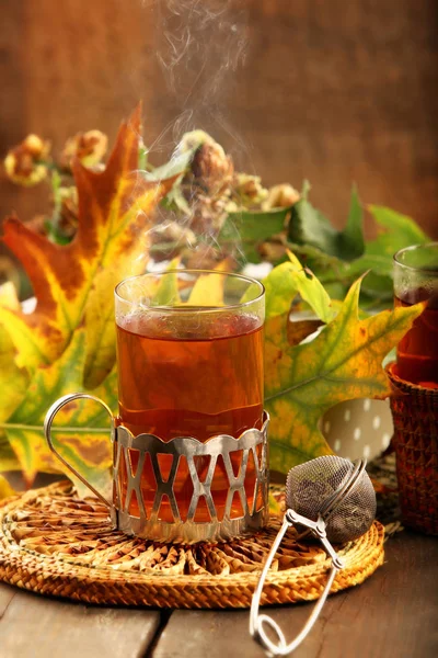 Szklankę Gorącej Herbaty Jesienny Dzień Kolorowych Liści Drewnianej Tło Vintage — Zdjęcie stockowe