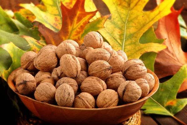 Cesta Llena Nueces Hojas Otoño Sobre Fondo Madera — Foto de Stock