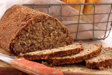 Ahşap masa üzerinde taze bütün tahıl ekmeği