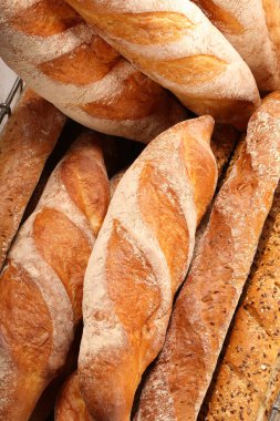 Metal sepet içinde Fransız baget