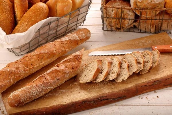 Baguette Francés Sobre Fondo Madera —  Fotos de Stock