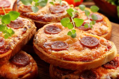 Eritilmiş peynir ve kızarmış sosis ile tost Servis Kahvaltı ahşap arka plan üzerinde