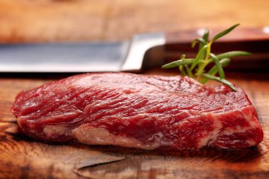 Ahşap arka plan üzerinde ham dilimleri sığır eti biftek