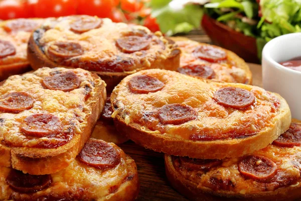 Torradas Com Queijo Derretido Salsicha Frita Café Manhã Fundo Madeira — Fotografia de Stock