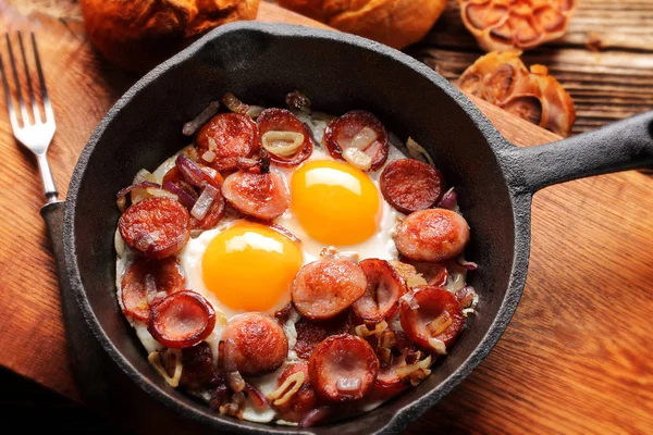 Uova Cotte Salsicce Sulla Padella Gustosa Colazione Inglese Sfondo Legno — Foto Stock