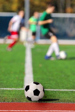 Bir futbol maçı ve metin için boş yer oynayan çocuklar