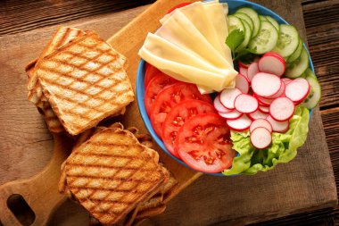 Sebze sandviç ile okul için sağlıklı öğle yemeği 