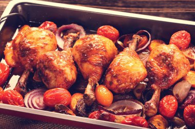 Tavuk baget üzerinde metal kase pişmiş, vintage görünümü kapatın