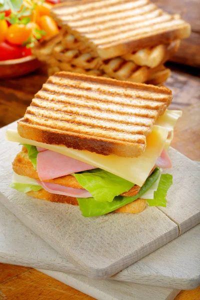 野菜のサンドイッチが付いている学校の健康的なランチ — ストック写真