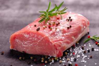 Domuz pirzolası metin için boş yer bir taş zemin üzerine Ham bölümü