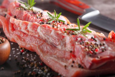 Metin için boş yer bir taş zemin üzerine baharat ile ham kaburga