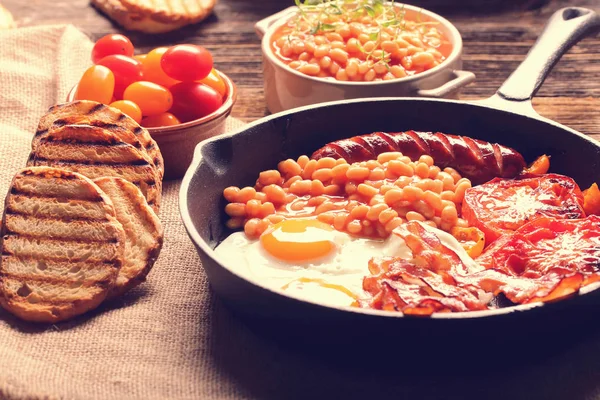 Традиційний Англійський Сніданок Їжа Яйцями Ковбасами Боби Беконом Тостами Крупним — стокове фото