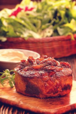 Kızarmış domuz pirzolası ahşap gemide sebzeli vintage görünümü kapatın