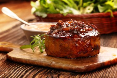 Kızarmış domuz pirzolası ahşap tahta üzerinde sebze ile