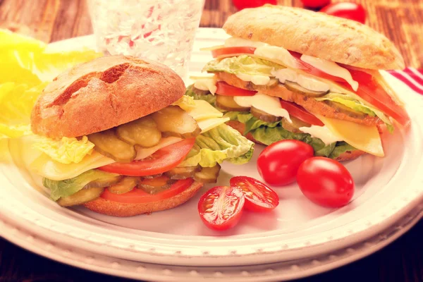 Vegetarische Hamburger Met Salade Tomaat Komkommer Houten Achtergrond Vintage Close — Stockfoto