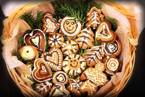 籐のバスケットにクリスマスのためのかわいいジンジャーブレッド クッキー — ストック写真