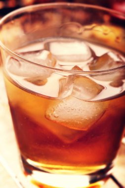 Rustik antika arka plan üzerinde buz ile soğuk alkollü içki