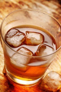 Rustik antika arka plan üzerinde buz ile soğuk alkollü içki