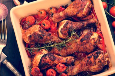 Kavrulmuş tavuk budu vintage görünümü kadar yakın sebze ile pişmiş seramik kupa