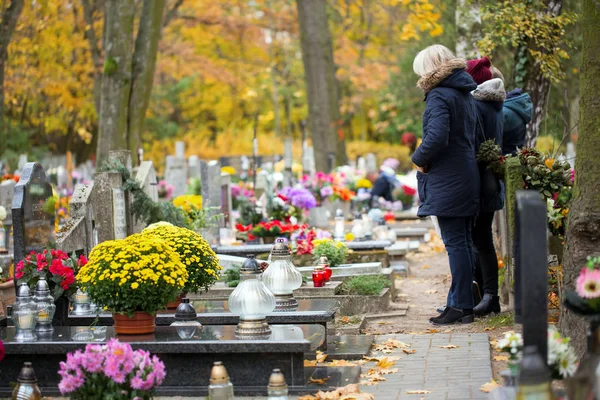 Familia Cementerio Están Rezando Tumba — Foto de Stock