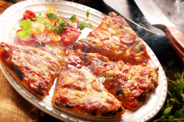 Pizza Proaspătă Casă Roșii Brânză Ciuperci Masa Lemn Closeup — Fotografie, imagine de stoc