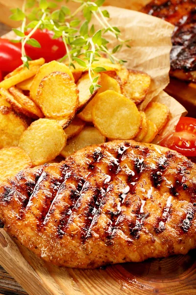 Gegrilde Kipfilet Met Aardappel Frites Frisse Salade Een Houten Achtergrond — Stockfoto