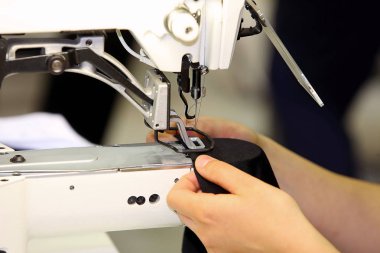 Dikiş makinesinde terzi diker